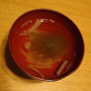 玉ねぎととろろ昆布のお吸い物